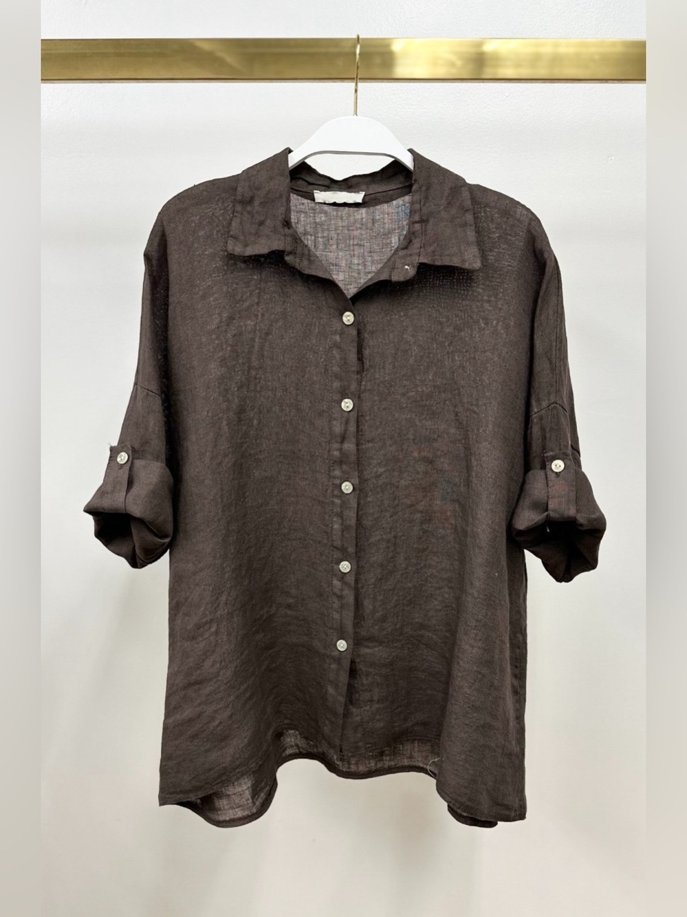 (113009-CHO) BUTTON DOWN ROLL TAB SLEEVE LINEN TOP
